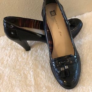 Beautiful Anne Klein black i-flex heels